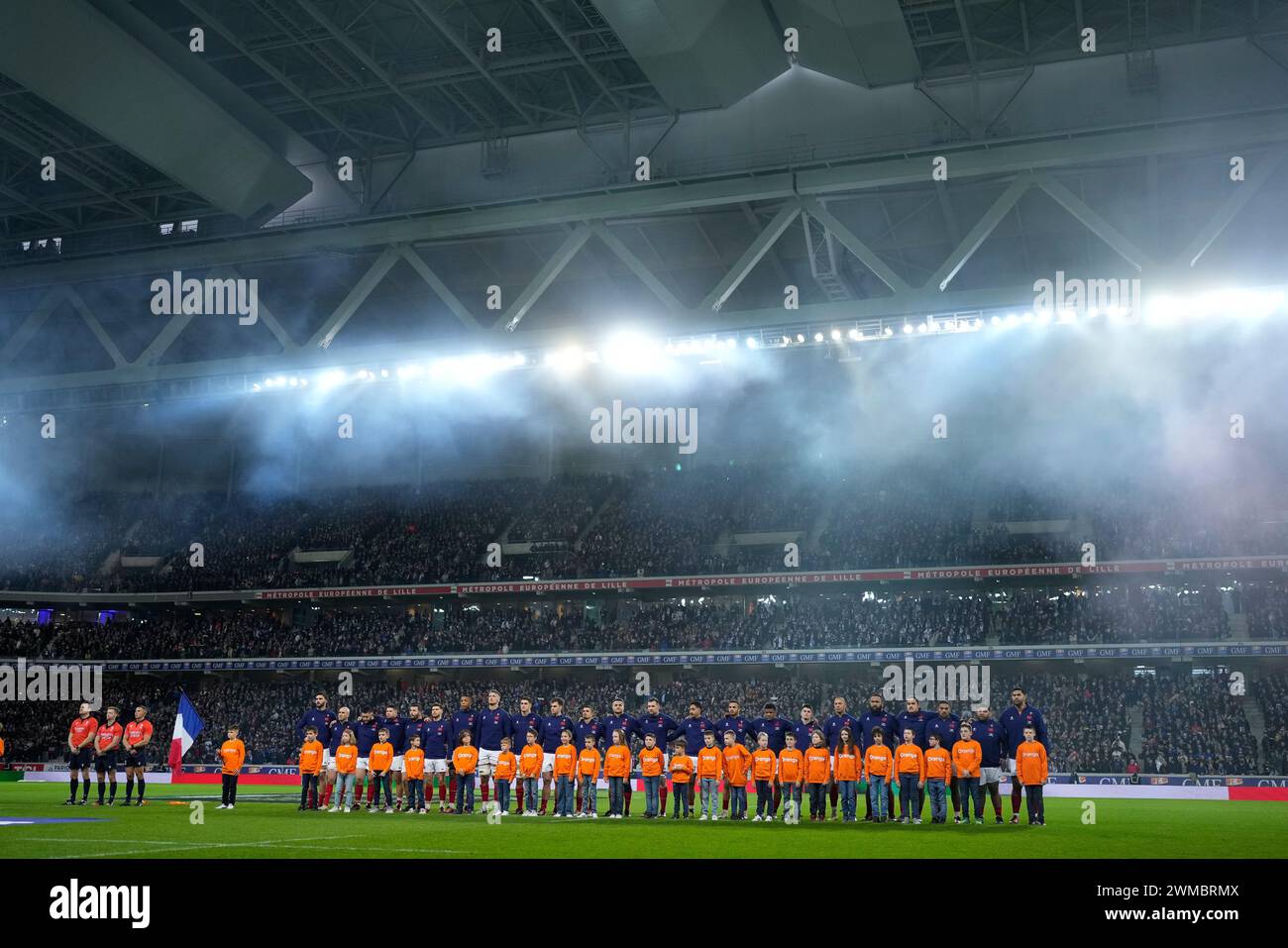 The French team lines-up for the anthems under the closed roof before the Six Nations rugby union international between France and Italy at the Pierre Mauroy stadium in Villeneuve d'Ascq, northern France, Sunday, Feb. 25, 2024. (AP Photo/Lewis Joly) Stockfoto