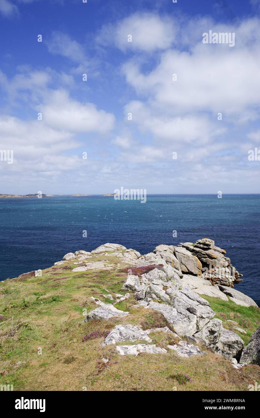 Malerischer Meerblick von der Insel St Mary's auf den Isles of Scilly, Großbritannien Stockfoto