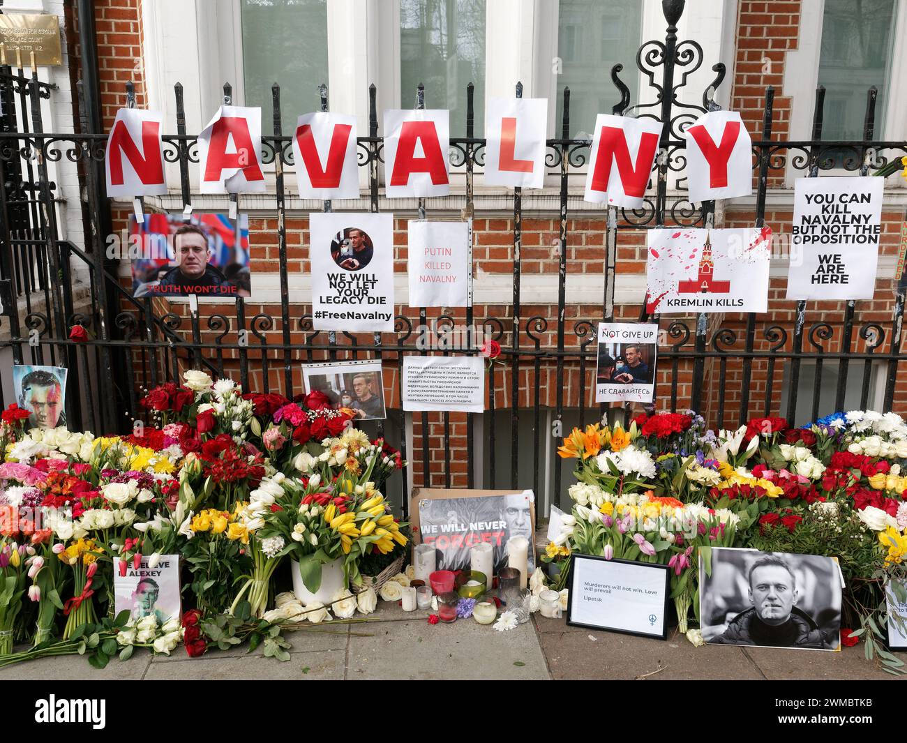 Blick auf eine provisorische Gedenkstätte für den russischen Oppositionsführer Alexej Nawalny auf dem Bürgersteig gegenüber dem russischen Konsulat in London Stockfoto