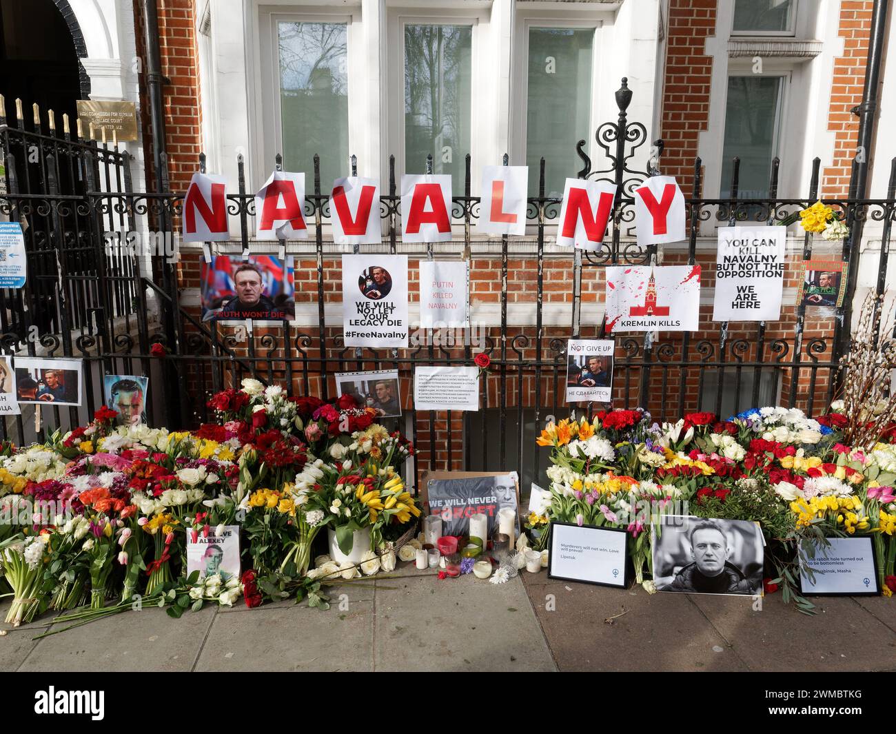 Blick auf eine provisorische Gedenkstätte für den russischen Oppositionsführer Alexej Nawalny auf dem Bürgersteig gegenüber dem russischen Konsulat in London Stockfoto