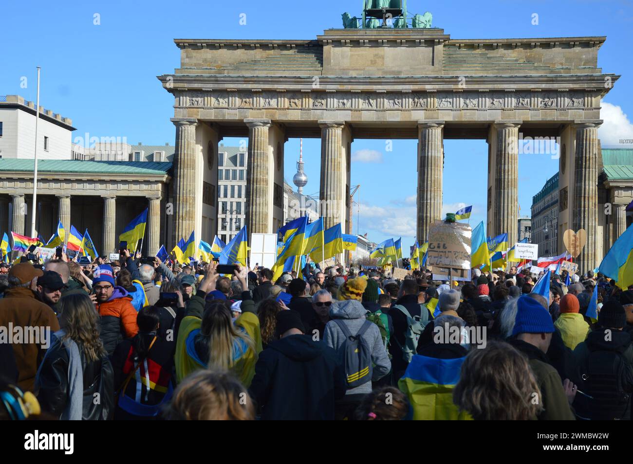 Berlin, Deutschland - 24. Februar 2024 - Demonstration vor dem Brandenburger Tor zum zweiten Jahrestag der russischen Invasion in die Ukraine. (Foto: Markku Rainer Peltonen) Stockfoto