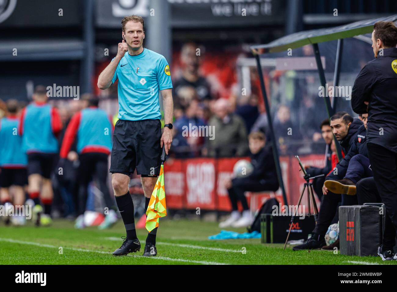 Almere, Niederlande. Februar 2024. ALMERE, NIEDERLANDE - 25. FEBRUAR: Assistenzschiedsrichter Sjoerd Nanninga sieht beim niederländischen Eredivisie-Spiel zwischen Almere City FC und Feyenoord im Yanmar-Stadion am 25. Februar 2024 in Almere, Niederlande. (Foto: Broer van den Boom/Orange Pictures) Credit: Orange Pics BV/Alamy Live News Stockfoto