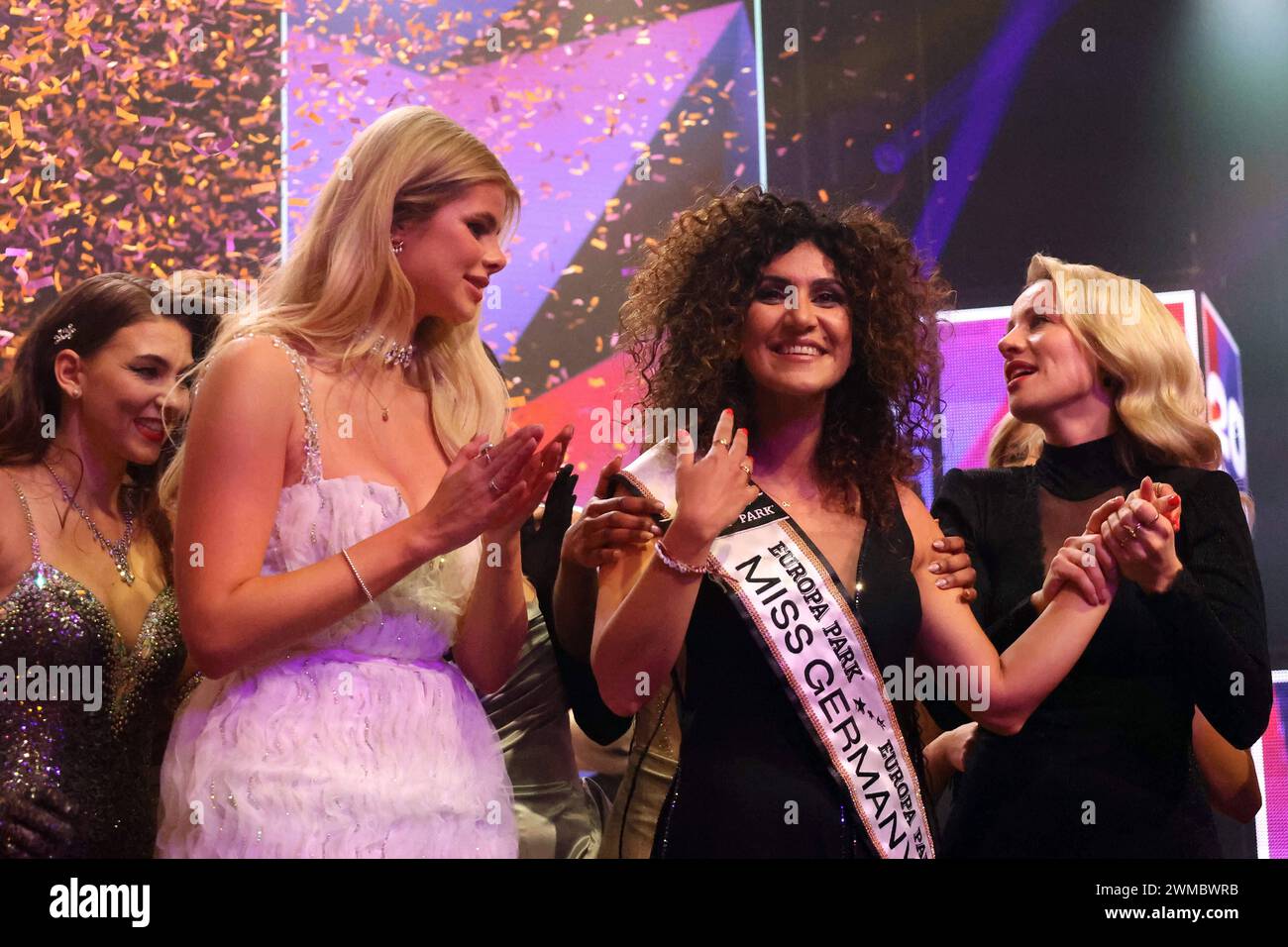 Rost, Deutschland 24. Februar 2024: Miss Germany Awards Finale - 2024 Im Bild: die neue Miss Germany 2024, Apameh Schönauer Berlin, 39 Jahre, erfolgreiche Architektin und AKtivistin für Frauenrechte wird nach dem Sieg von ihren Kolleginnen feiern beim Miss Germany Awards 2024 - Europapark Rust - das Finale im Europapark Rust - am Samstag, 04. März 2023 wurde im Europapark zum 20. Mal der Titel Miss Germany vergeben. 900 Gäste wohnten der Proklamation im DOME bei, über 100 Medienvertreter aus Presse, Funk und Fernsehen waren akkreditiert. Europa Park Baden Württemberg *** Rust, Deutschland Februar Stockfoto