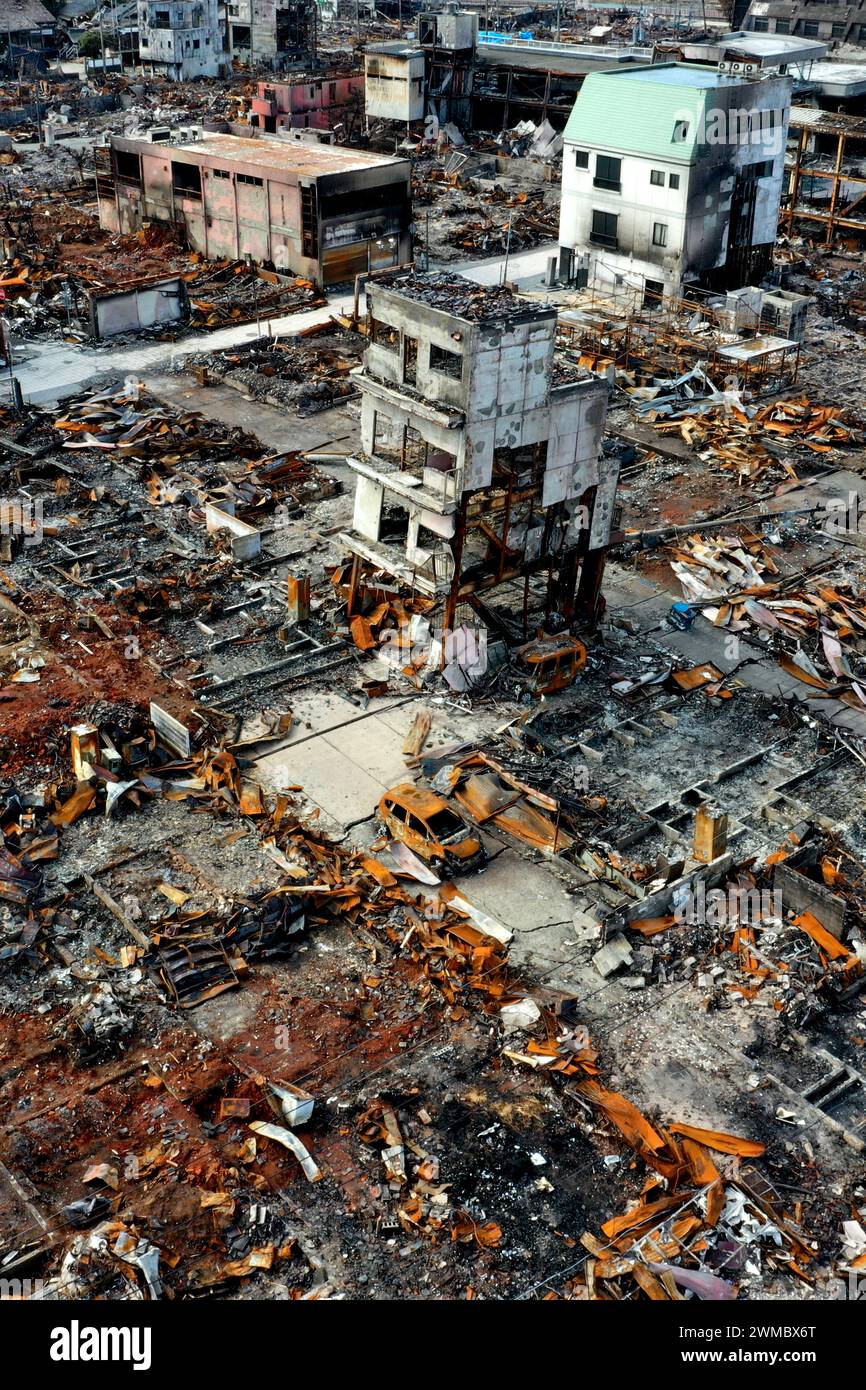 (ANMERKUNG DER REDAKTION: Bild mit einer Drohne)eine Luftaufnahme des Wajima Asaichi Markts in Wajima, die Narben des Neujahrsbrandes zeigt, der durch das Erdbeben auf der Halbinsel Noto verursacht wurde. Anderthalb Monate später ist noch viel Trümmer unberührt auf dem Wajima Asaichi Markt in Wajima, Präfektur Ishikawa, der durch das Erdbeben auf der Halbinsel Noto weitgehend zerstört wurde. Beschädigte Gebäudewände und freiliegende Stahlrahmen zeigen das Ausmaß des Brandes. Stockfoto