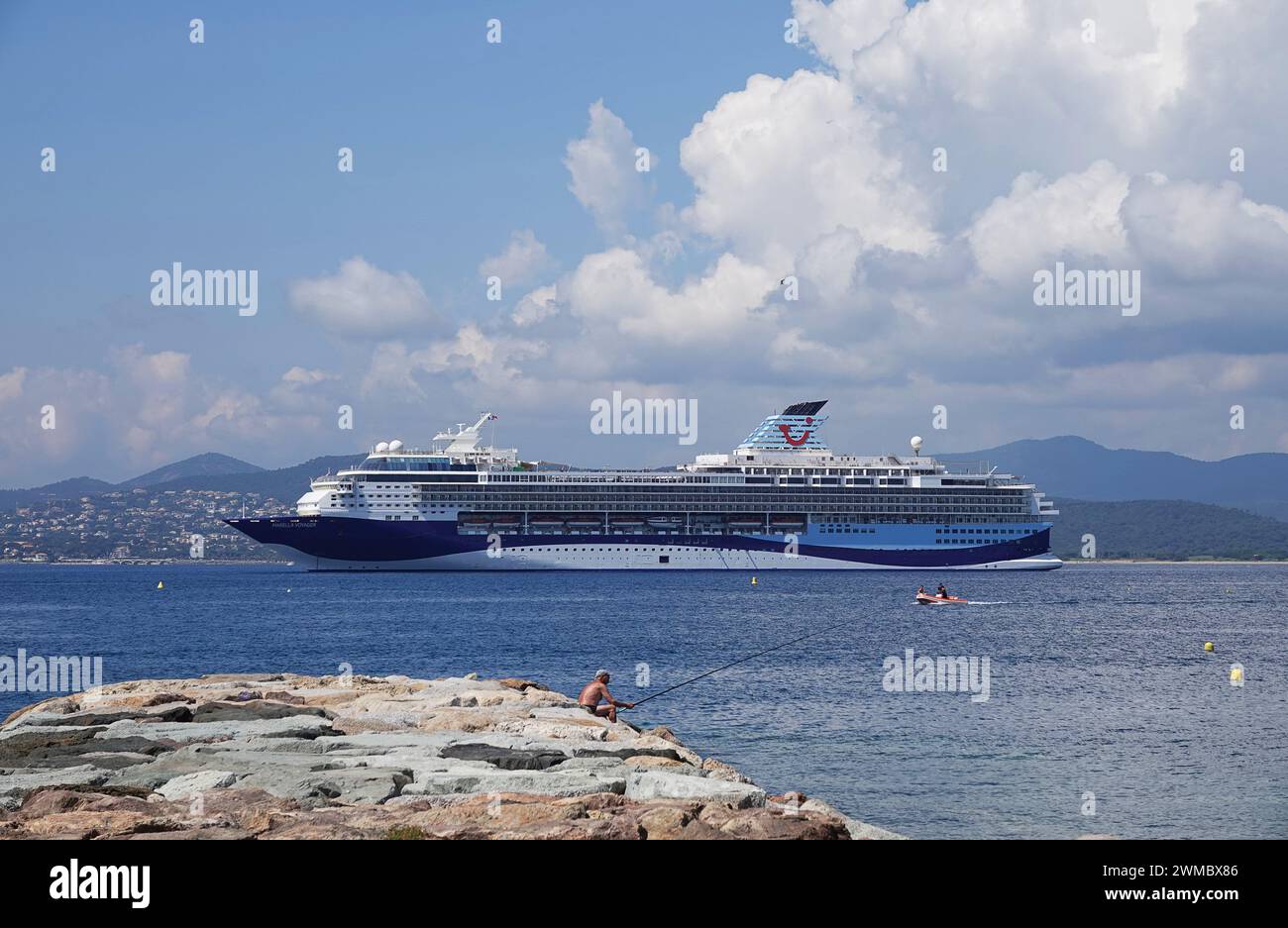 Das von Marella Cruises betriebene Kreuzfahrtschiff Marella Voyager fotografierte auf ihrer Jungfernfahrt vor Anker San Raphael in Frankreich Stockfoto