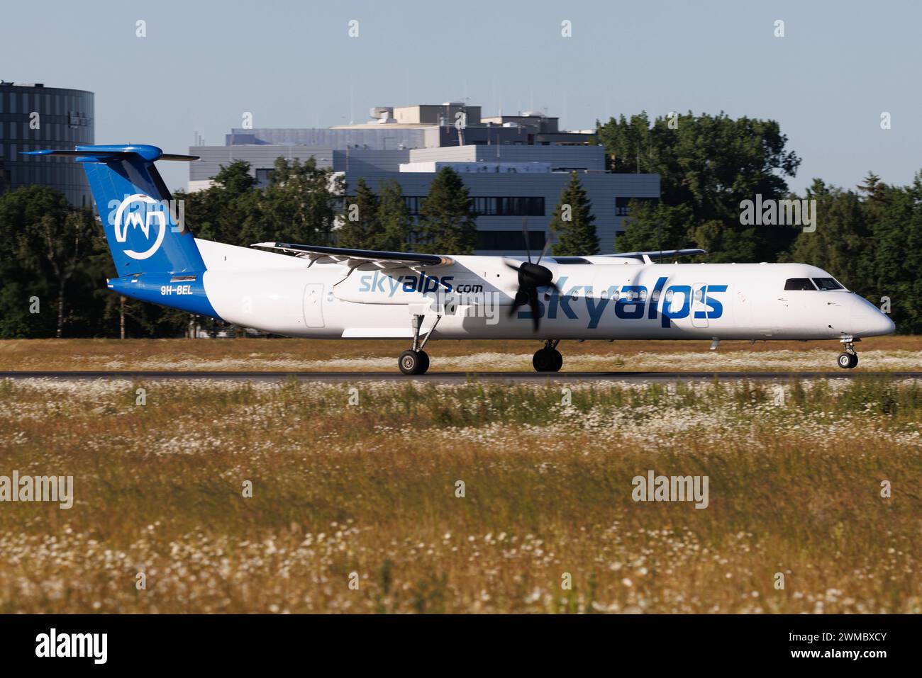 Die de Havilland Canada Dash 8-400 DH8D der Fluglinie SkyAlps mit der Registrierung 9H-BEL MSN: 4230 landet am Flughafen Hamburg Airport EDDH/HAM. Hamburg Hamburg Deutschland *** der de Havilland Canada Dash 8 400 DH8D der Fluggesellschaft SkyAlps mit der Registrierung 9H BEL MSN 4230 landet am Flughafen Hamburg EDDH HAM Hamburg Deutschland Stockfoto