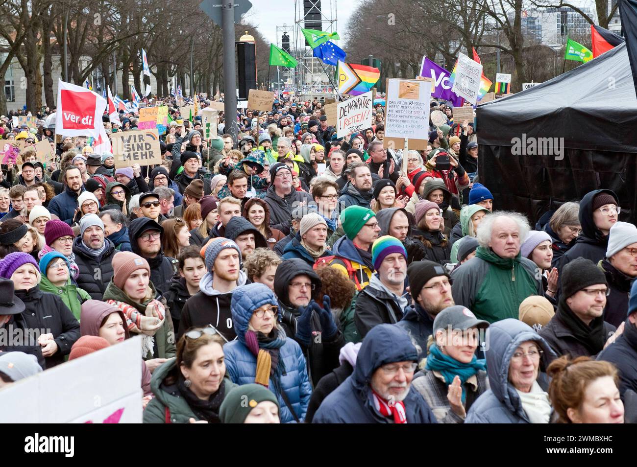 Motto Wir sind die Brandmauer Demonstration protestmarsch gegen rechts Rechtsextremismus AfD 20240225ad764 Hamburg Deutschland *** Slogan Wir sind die Firewall Demonstration Demonstration protestmarsch gegen Rechtsextremismus AfD 20240225ad764 Hamburg Deutschland Copyright: XAchimxDuwentästerx Stockfoto