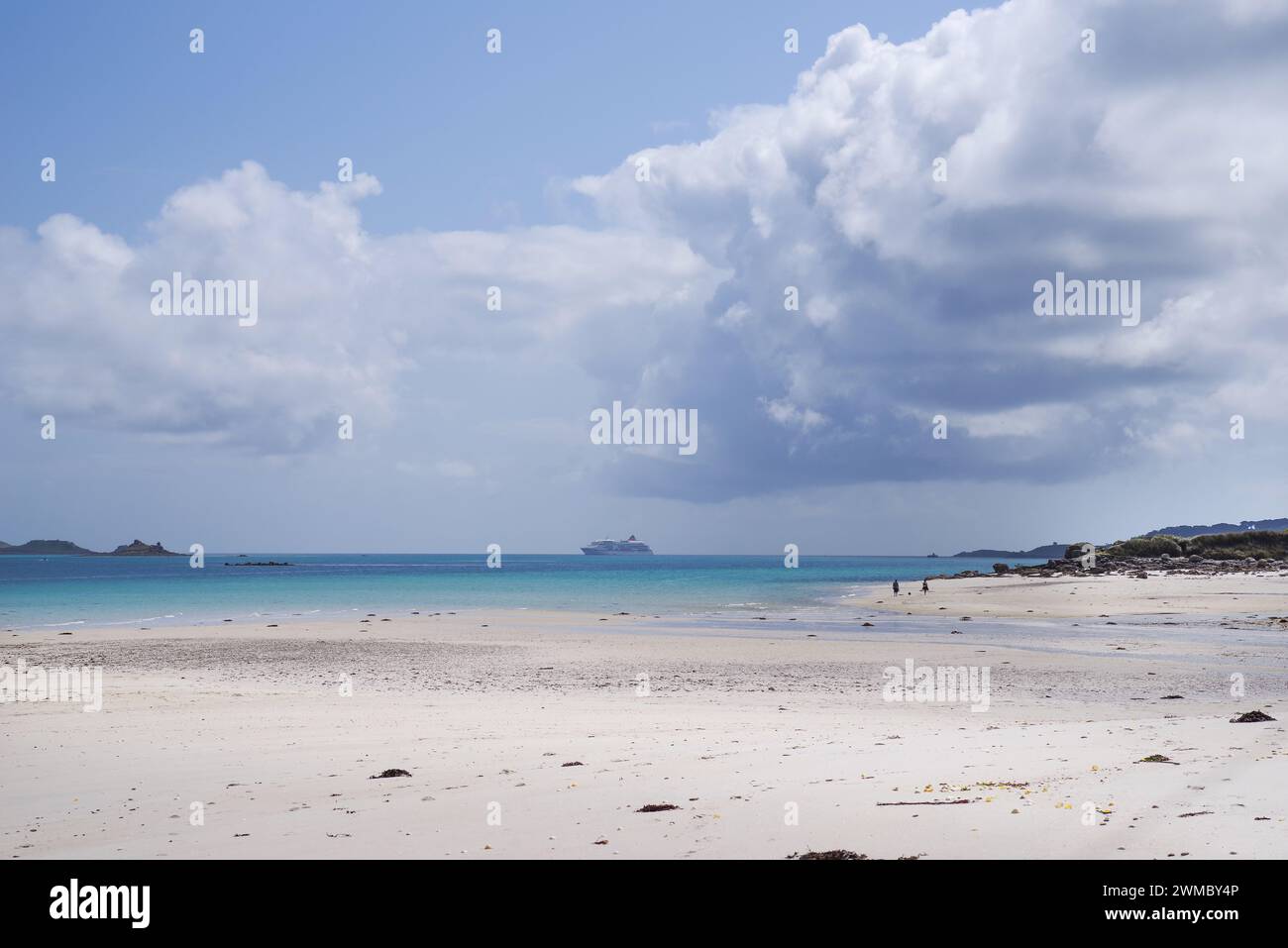 Mit Sandstränden und azurblauem Meer auf der Insel Tresco - Isles of Scilly, Großbritannien Stockfoto