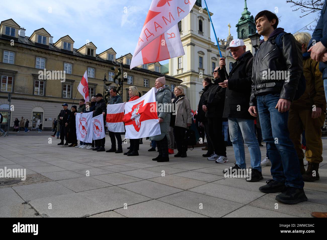 Belarussische Diaspora-Kundgebung Gegen Alexander Lukaschenko In Warschau. Demonstranten halten historische weiß-rot-weiße belarussische Fahnen, während sie am 25. Februar 2024 in Warschau, Polen, zusammentreffen. Ein Dutzend belarussischer Bürger, die in Polen im Exil leben, versammelten sich, um an dem Tag, an dem die Parlamentswahlen in Belarus stattfinden, gegen Alexander Lukaschenko zu protestieren. Warschau Polen Copyright: XAleksanderxKalkax Stockfoto