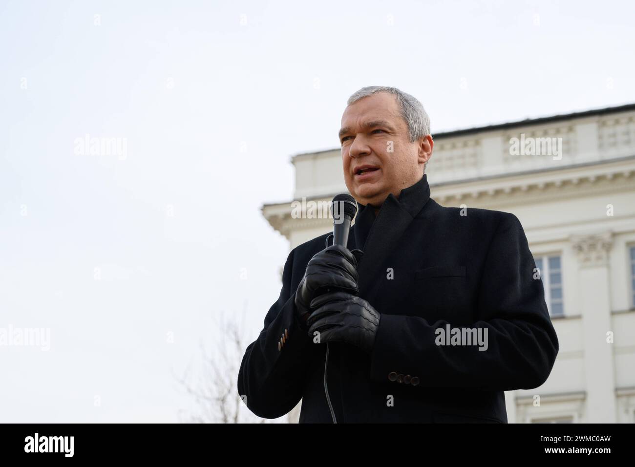 Belarussische Diaspora-Kundgebung Gegen Alexander Lukaschenko In Warschau. Das führende Mitglied der belarussischen Opposition Pawel Latushko spricht am 25. Februar 2024 in Warschau, Polen. Ein Dutzend belarussischer Bürger, die in Polen im Exil leben, versammelten sich, um an dem Tag, an dem die Parlamentswahlen in Belarus stattfinden, gegen Alexander Lukaschenko zu protestieren. Warschau Polen Copyright: XAleksanderxKalkax Stockfoto