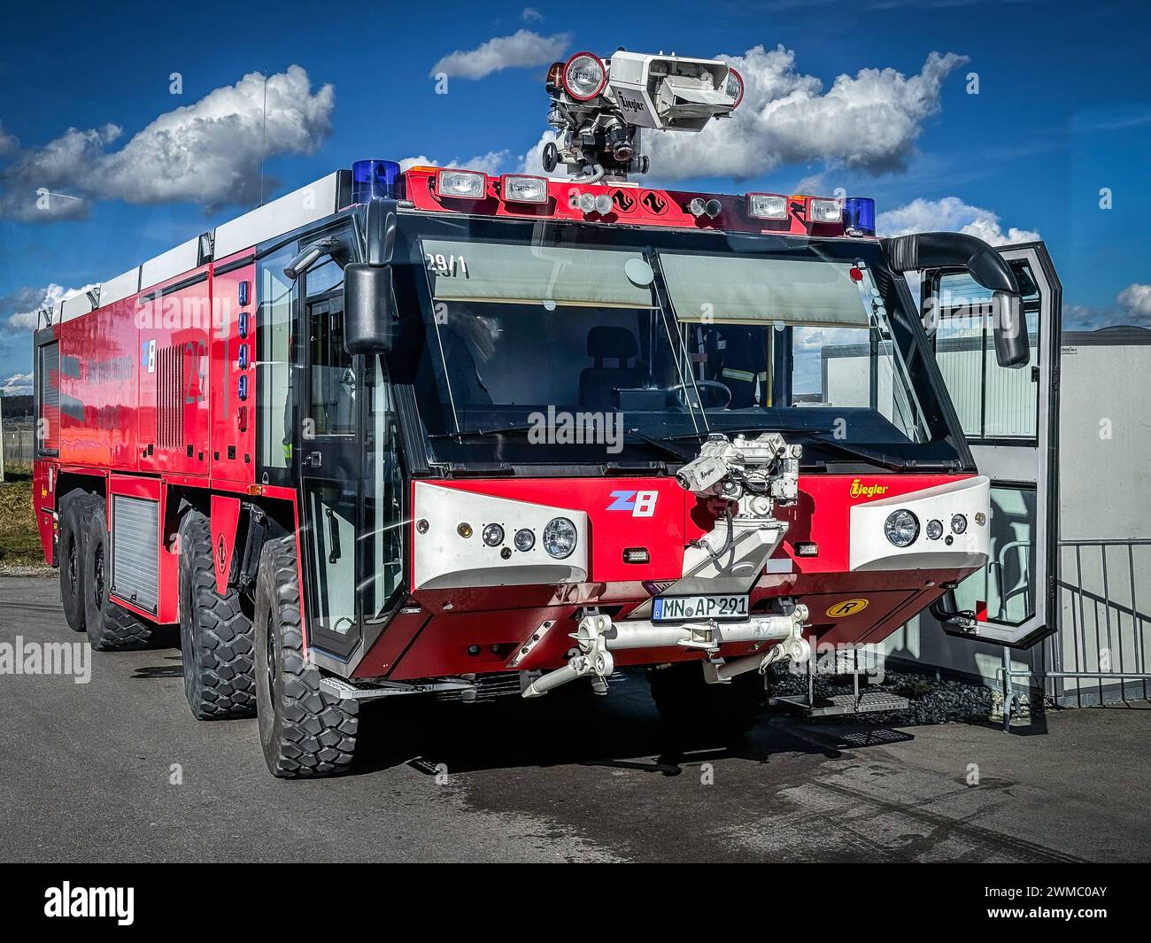 Flughafen Memmingen, Bayern, Deutschland, Europa: Feuerwehr, Löschwagen, Rettung, Symbolbild, Flughafen-Feuerwehr, Sicherheit, Luftfahrt, Brandbekämpfung, Notfall *** Flughafen Memmingen, Bayern, Deutschland, Europa Feuerwehr, Feuerwehr, Rettung, symbolisches Bild, Flughafenfeuerwehr, Sicherheit, Luftfahrt, Brandbekämpfung, Notfall Copyright: xJoeranxSteinsiekx Stockfoto