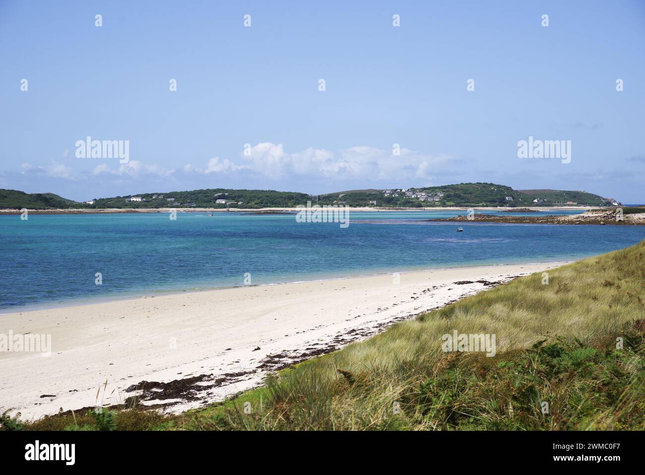 Mit Sandstränden und azurblauem Meer auf der Insel Tresco - Isles of Scilly, Großbritannien Stockfoto