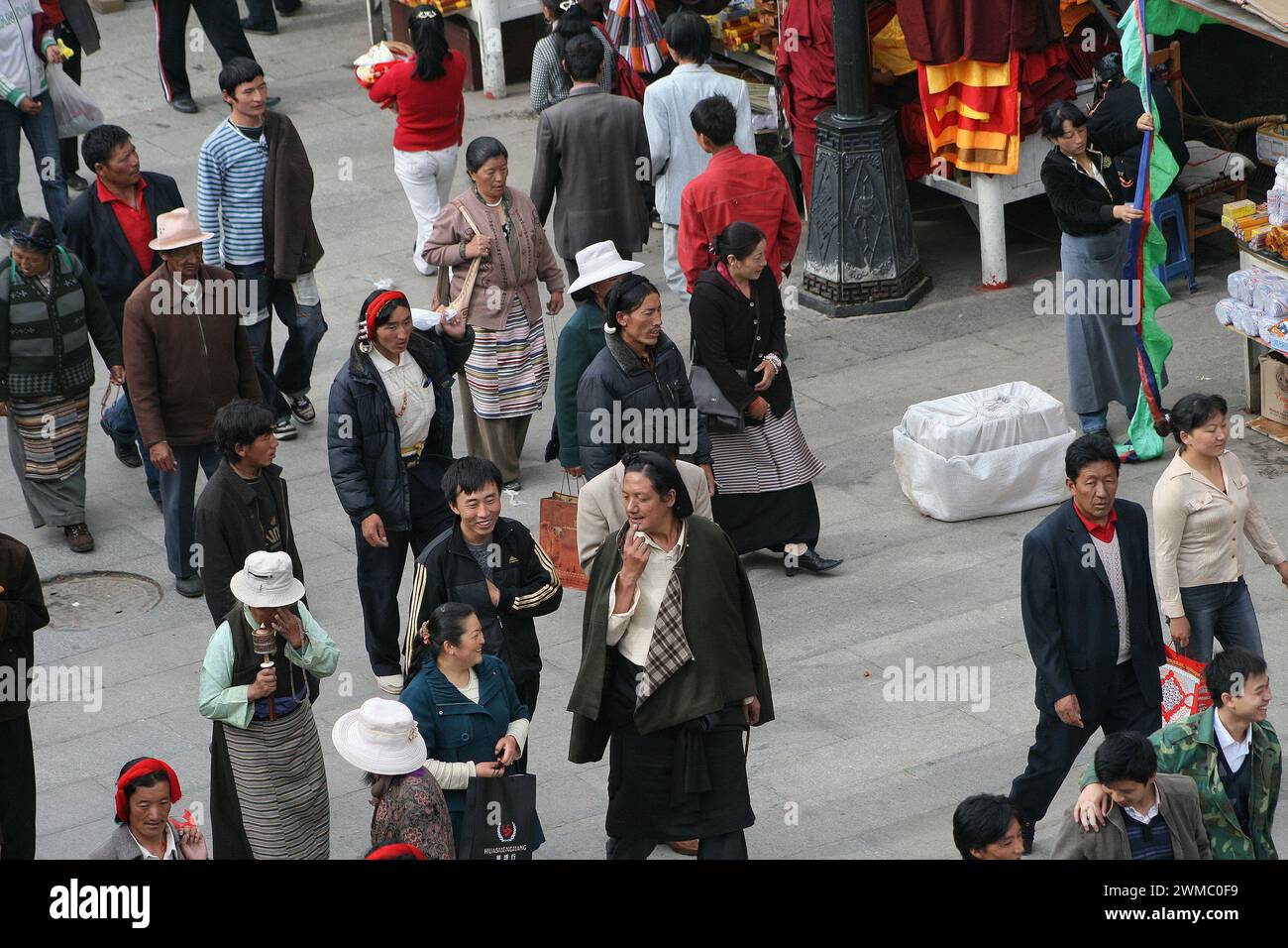 Marktplatz mit Menschen in Tibet, die alltägliches Aussehen und Stil zeigen. Stockfoto