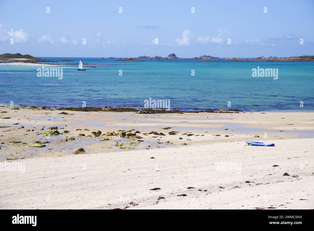 Mit Sandstränden und azurblauem Meer auf der Insel Tresco - Isles of Scilly, Großbritannien Stockfoto