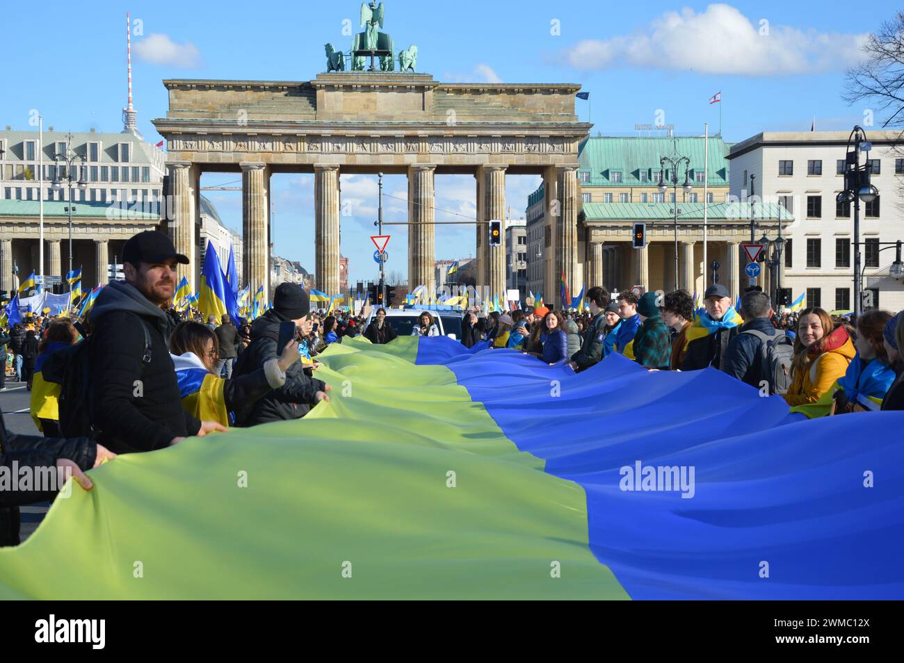 Berlin, Deutschland - 24. Februar 2024 - Demonstration vor dem Brandenburger Tor zum zweiten Jahrestag der russischen Invasion in die Ukraine. (Foto: Markku Rainer Peltonen) Stockfoto