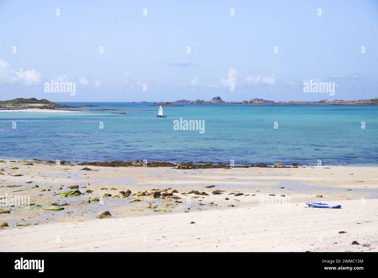 Mit Sandstränden und azurblauem Meer auf der Insel Tresco - Isles of Scilly, Großbritannien Stockfoto