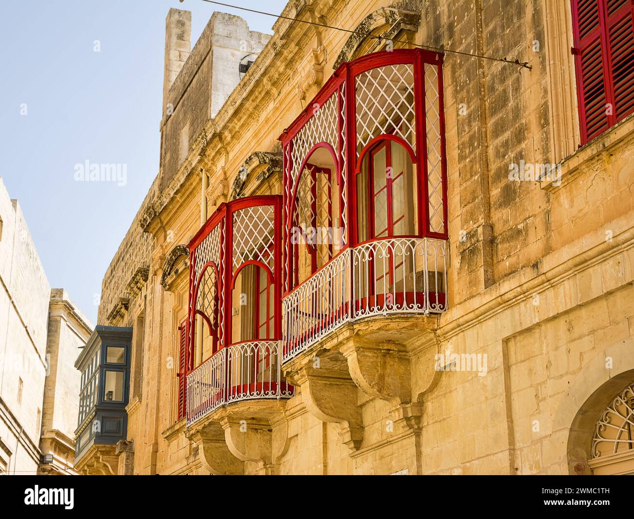 Die Balkone mit bearbeiteter Struktur im Zentrum von Mdina (Malta) Stockfoto