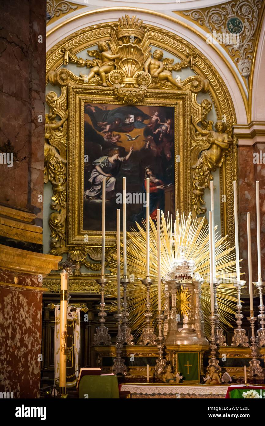 Mdina, Malta - 20. Juni 2023: Tabernakel, Kerzen und Altar in der Kirche Stockfoto