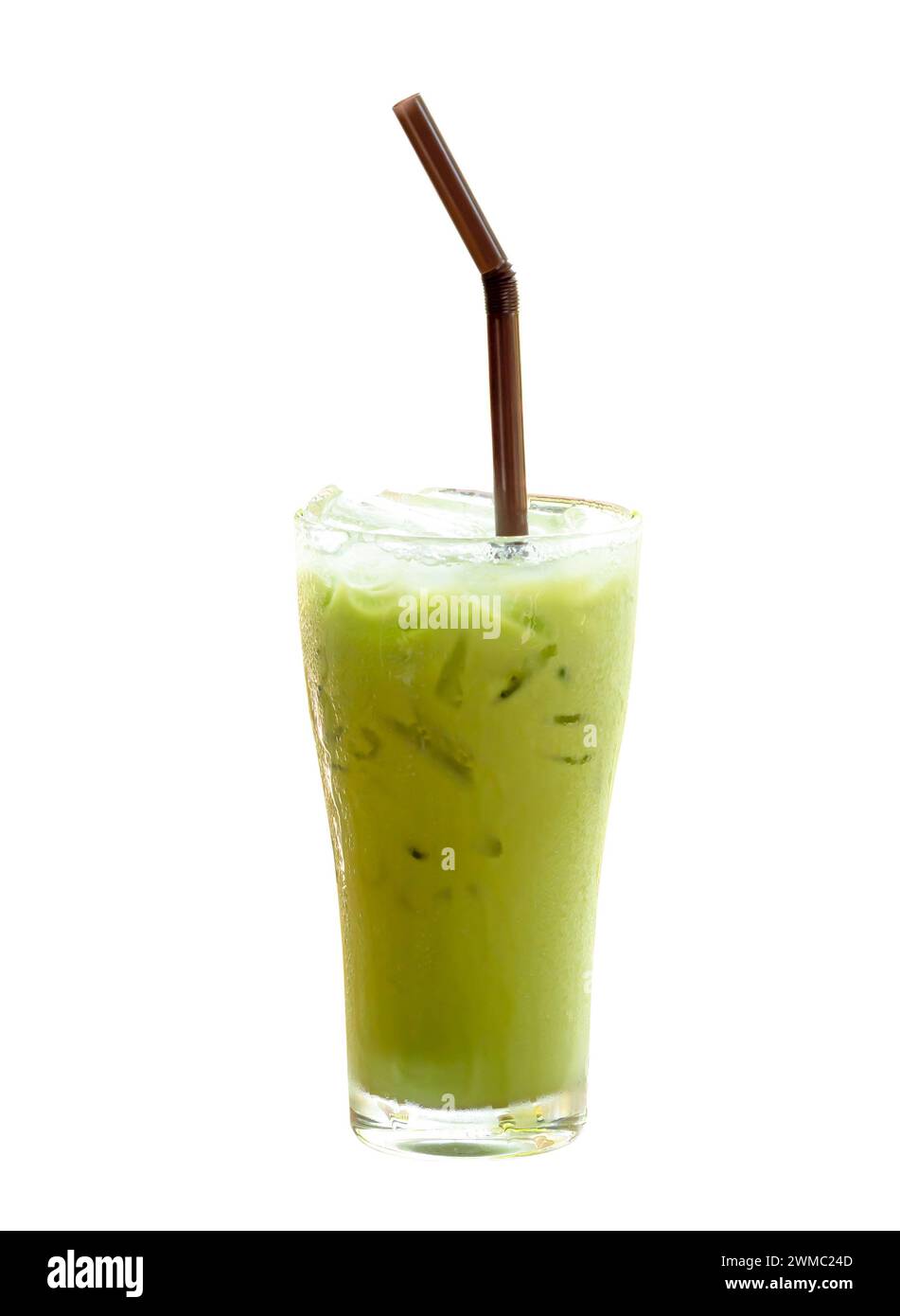 Vorderansicht des grünen Eistees Matcha mit Kondensmilch und schwarzem Stroh in transparentem Glas ist auf weißem Hintergrund mit Schneidepfad isoliert. Stockfoto
