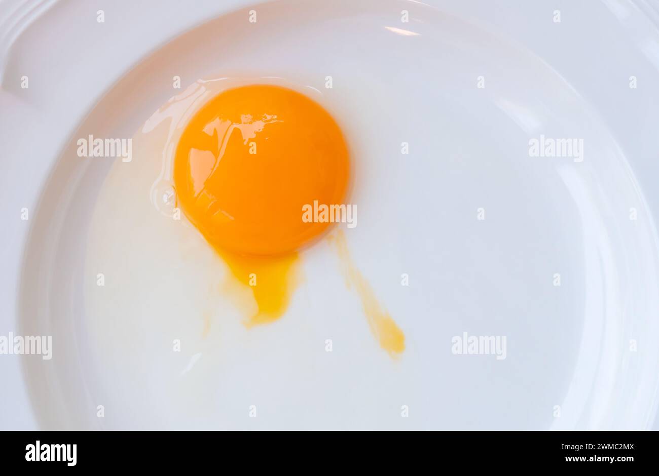 Rohkost aus Hühnereiern ohne Schale in weißer Platte wird zum Kochen von Speisen zubereitet. Stockfoto