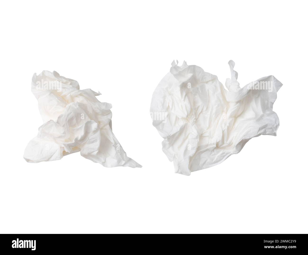 Draufsicht auf zerknittertes Tissue- oder Toilettenpapier im Set nach der Verwendung in der Toilette oder Toilette ist auf weißem Hintergrund mit Beschneidungspfad isoliert. Stockfoto