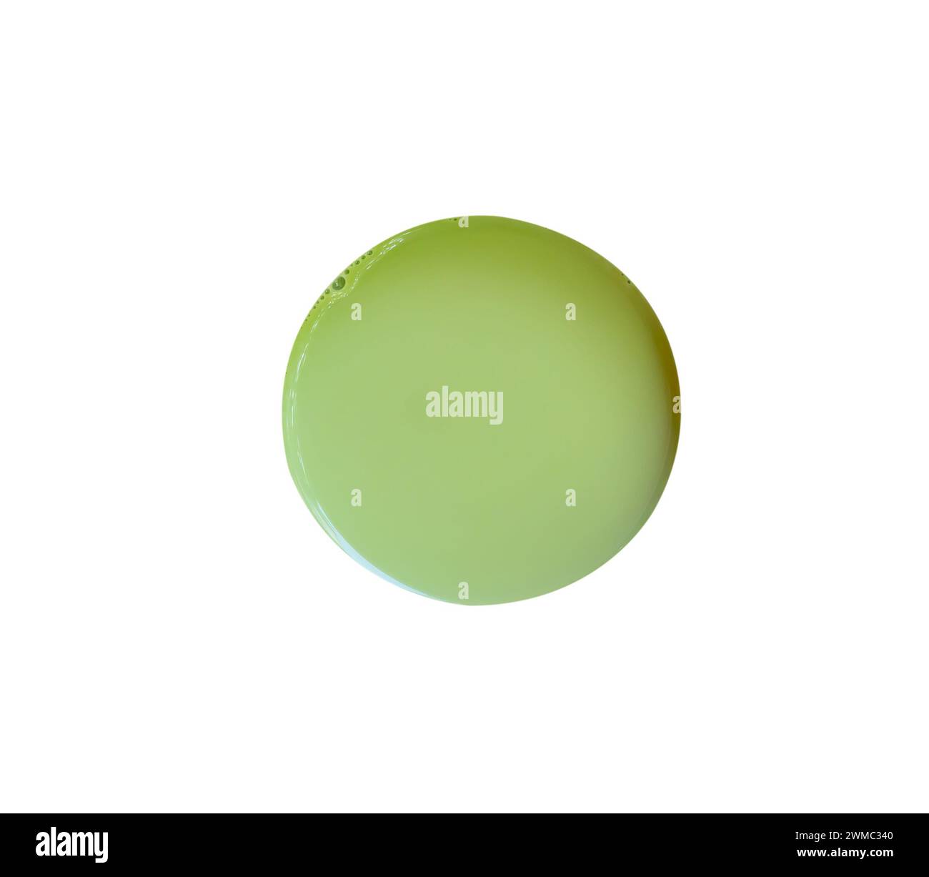 Ansicht von oben auf die Oberfläche des heißen Matcha Latte Green Tees ohne Glas ist auf weißem Hintergrund mit Beschneidungspfad isoliert. Stockfoto