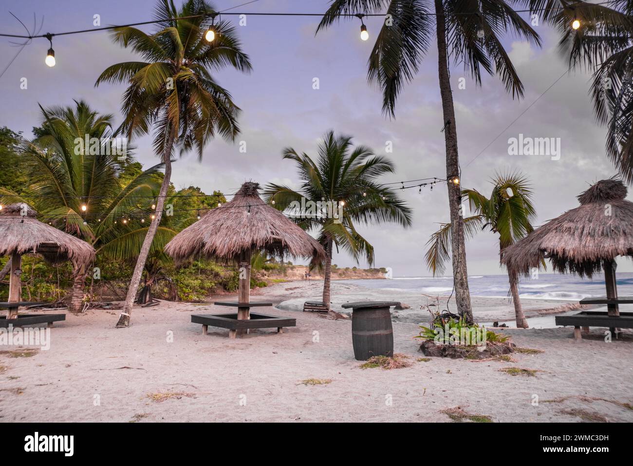 Idyllische Strandbar in der Abenddämmerung - Piaye, Saint Lucia (Westindien) Stockfoto