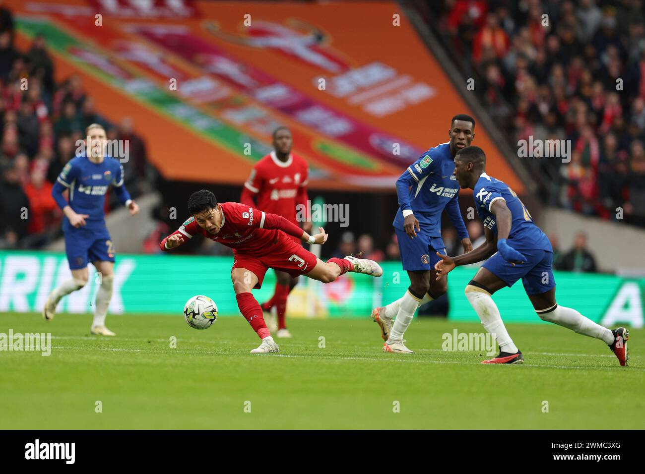 London, Großbritannien. Februar 2024. Wataru Endo aus Liverpool geht den Ball. Carabao Cup Finale 2024, Chelsea gegen Liverpool im Wembley Stadium in London am Sonntag, den 25. Februar 2024. Nur redaktionelle Verwendung. bild von Andrew Orchard/Andrew Orchard Sportfotografie/Alamy Live News Credit: Andrew Orchard Sportfotografie/Alamy Live News Stockfoto