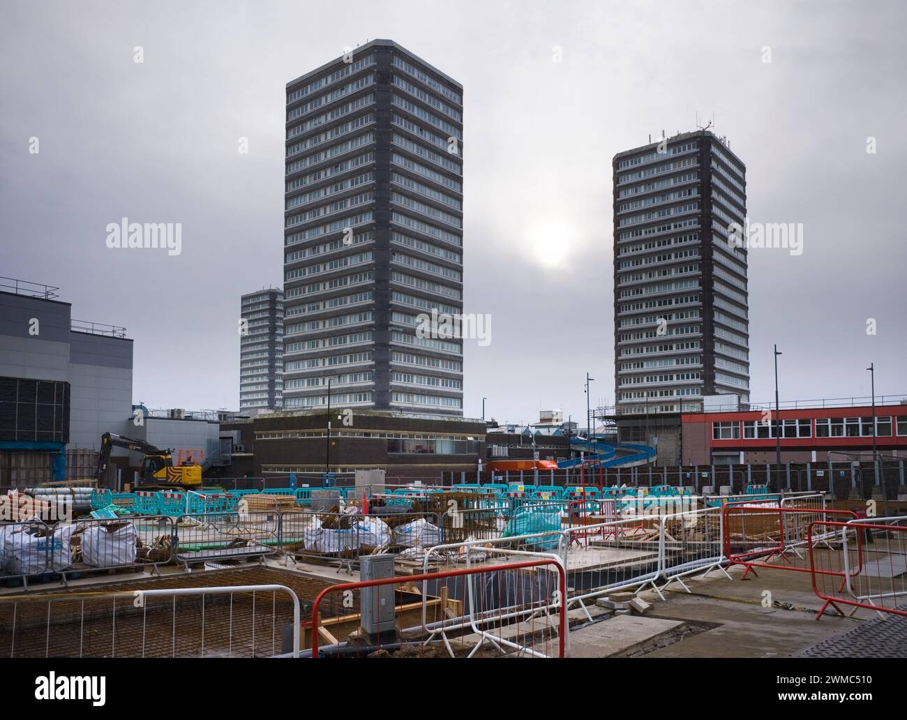 Nivellierung der Baustelle am Keel Square, Sunderland, mit Turmblöcken im Hintergrund Stockfoto