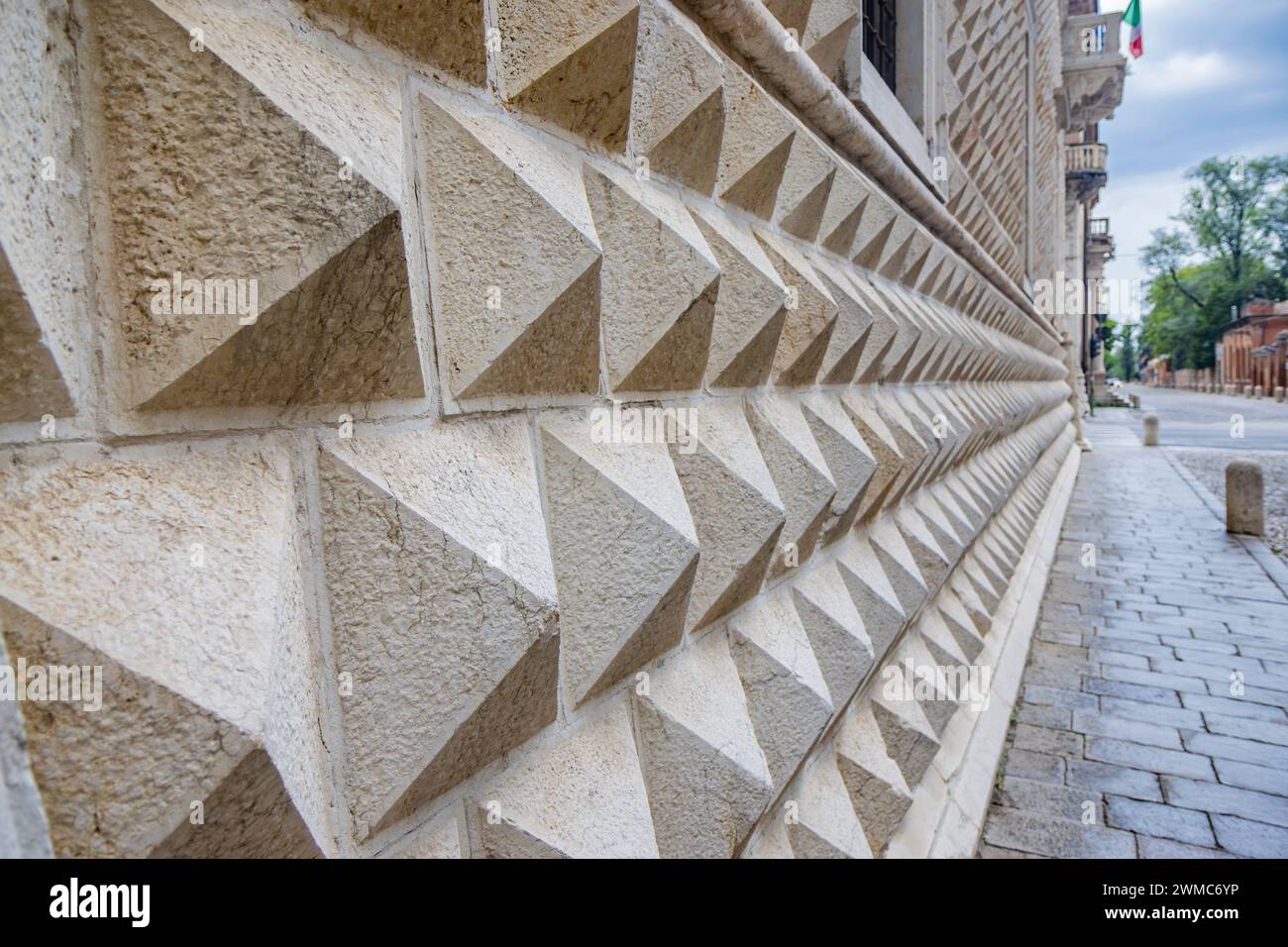 Ferrara, Emilia Romagna, Italien. Ein Detail des Diamantenpalastes mit seinen charakteristischen Außenwänden, bestehend aus Quasten, Marmorblöcken in der Form Stockfoto