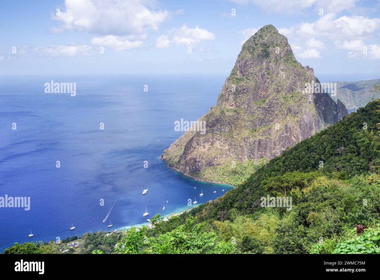 Blick auf den berühmten Petit Piton vom Aussichtspunkt des Tet Paul Naturpfads - Saint Lucia, Westindien Stockfoto