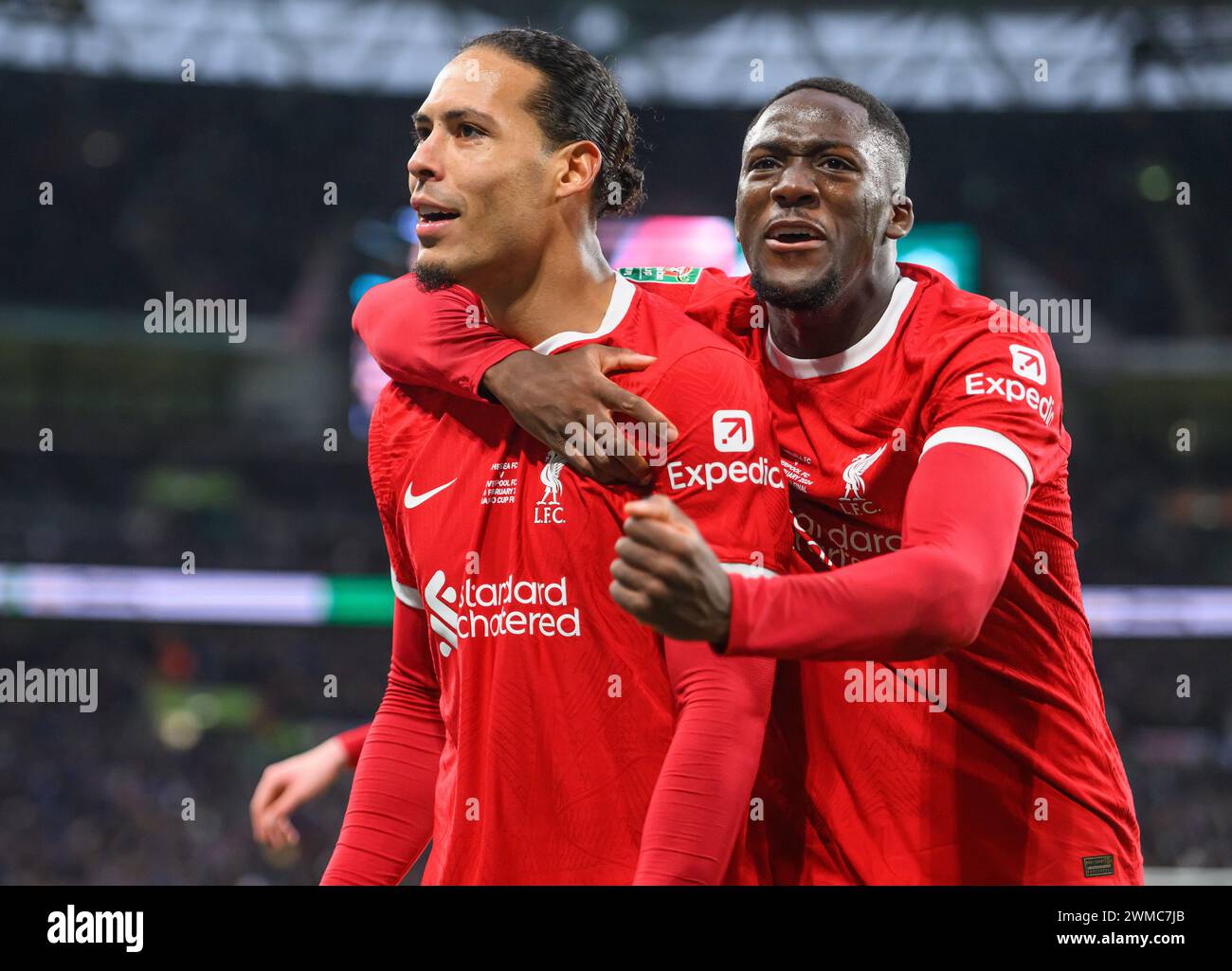 London, Großbritannien. Februar 2024. 25. Februar 2024 - Chelsea gegen Liverpool - Carabao Cup Finale - Wembley Stadium der Liverpooler Virgil Van Dijk feiert sein unerlaubtes Tor. Bildnachweis: Mark Pain/Alamy Live News Stockfoto