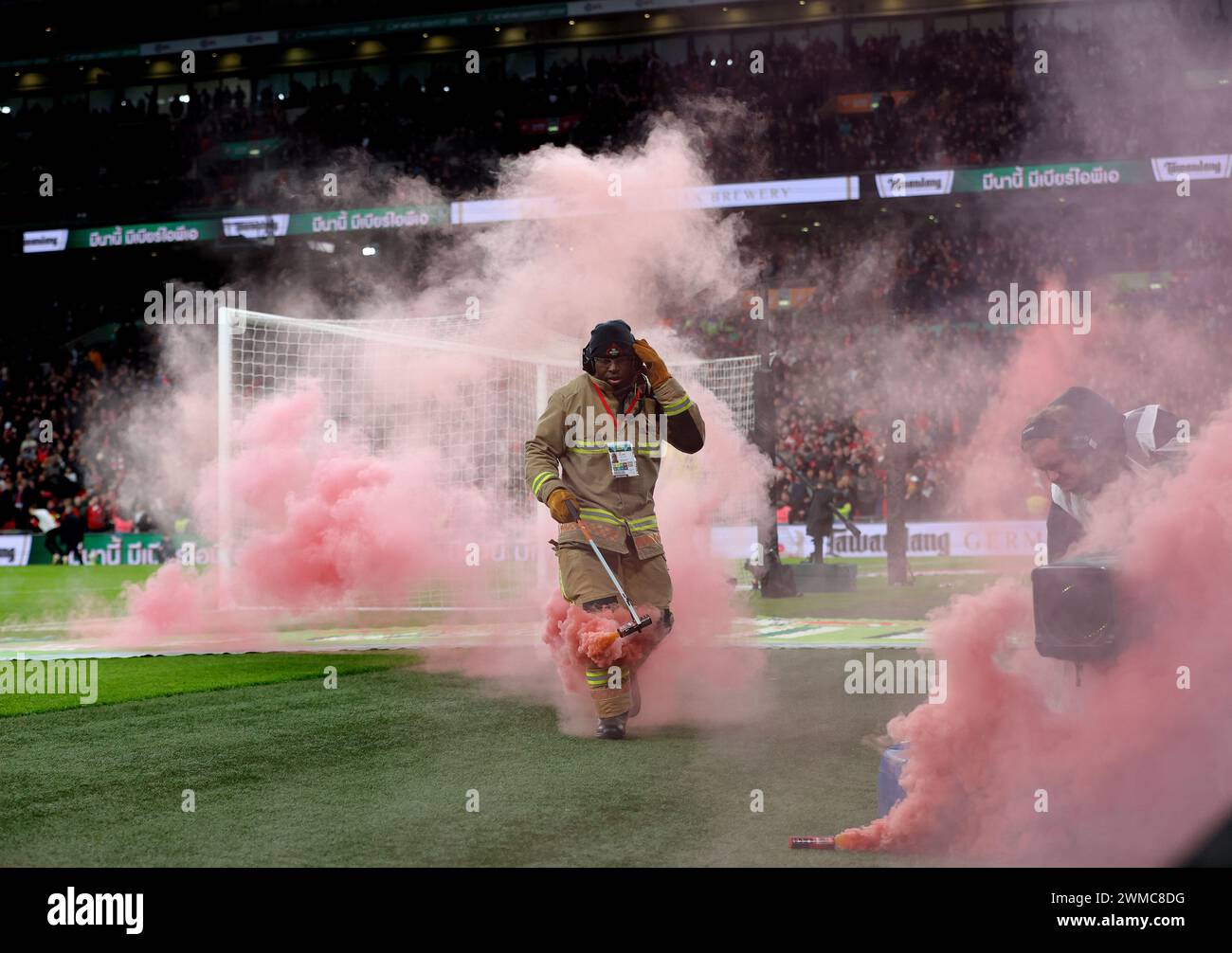 London, Großbritannien. Februar 2024. Die von Liverpool-Fans auf das Spielfeld geworfenen Flares werden während des Carabao Cup-Spiels im Wembley Stadium in London entfernt. Der Bildnachweis sollte lauten: Paul Terry/Sportimage Credit: Sportimage Ltd/Alamy Live News Stockfoto