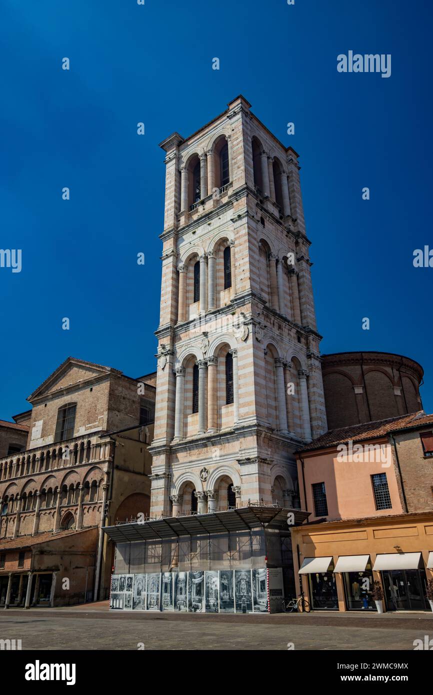 4. Juni 2023: Ferrara, Emilia Romagna, Italien. Der imposante und hohe Glockenturm der Kathedrale von San Giorgio auf der Piazza Trento e Triest. Das Wunderwerk Stockfoto