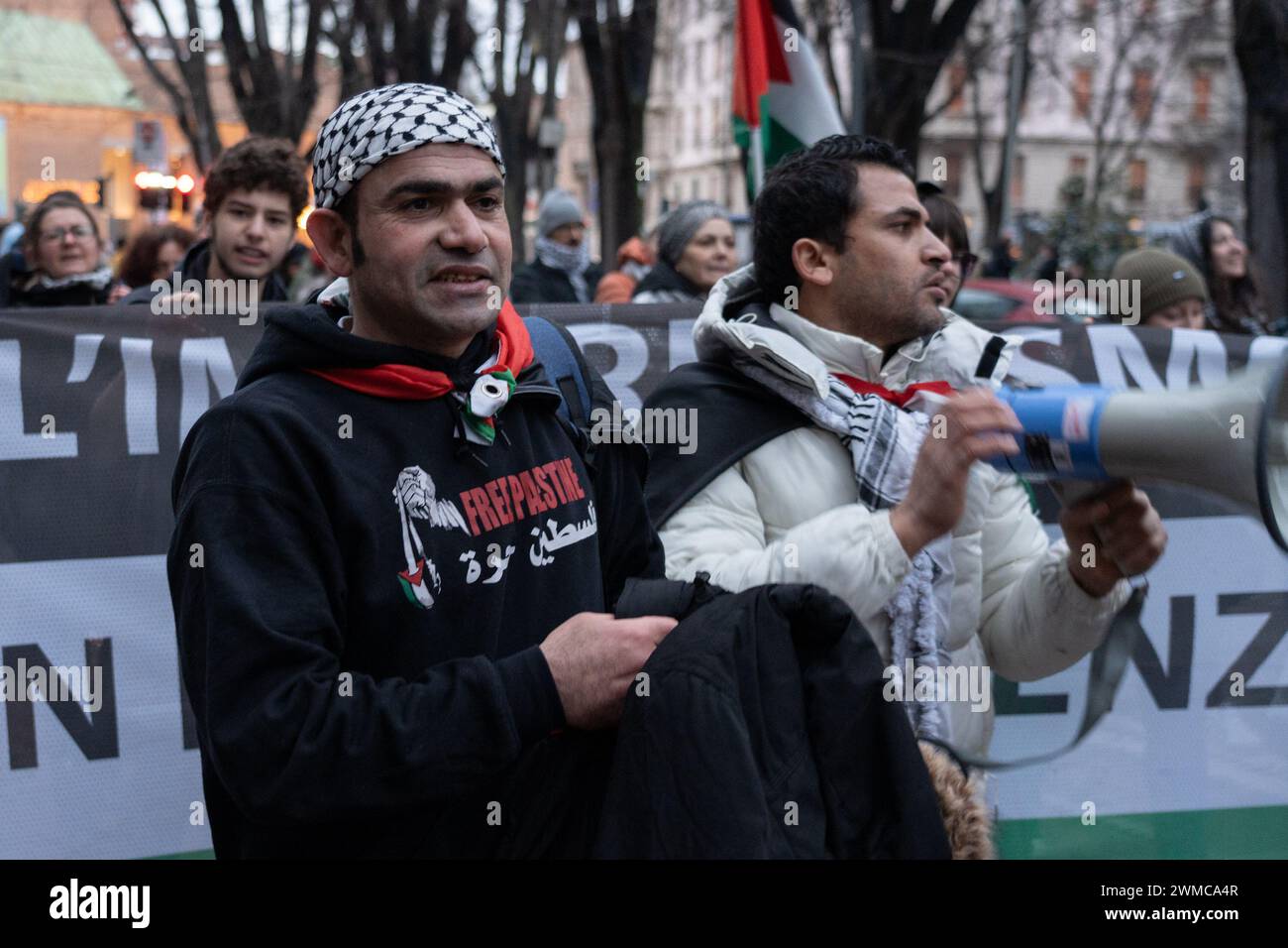 Ein Demonstrant singt während einer Pro-Palästina-Demonstration Slogans durch ein Mega-Handy. Stockfoto
