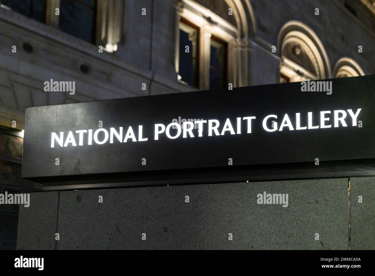 Februar 2024. London, Großbritannien. Beleuchtetes Eingangsschild zur National Portrait Gallery bei Nacht in London Soho, England, Großbritannien Stockfoto