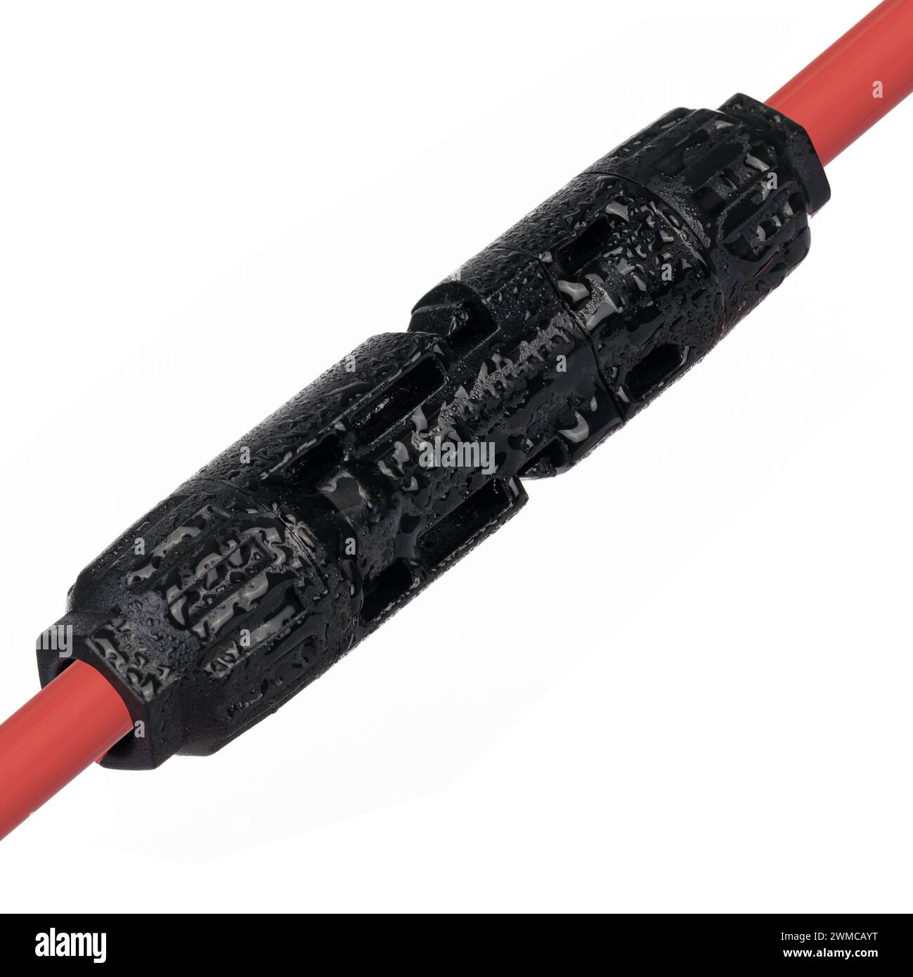 Details zum MC4-Anschluss des Solarmoduls. Wasserdichter Steckverbinder am roten Kabel. Stockfoto