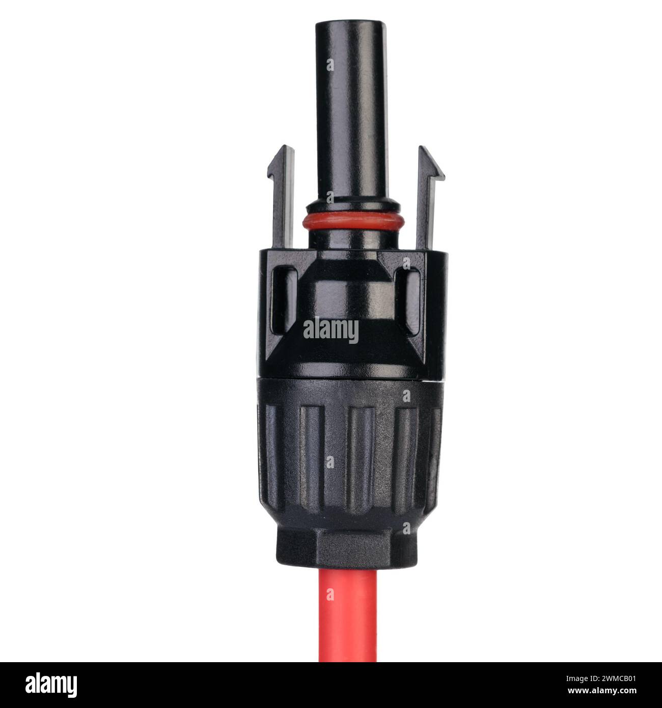 Wasserdichter Steckverbinder auf rotem Kabel isoliert. Details zum MC4-Anschluss des Solarmoduls. Stecker Stockfoto