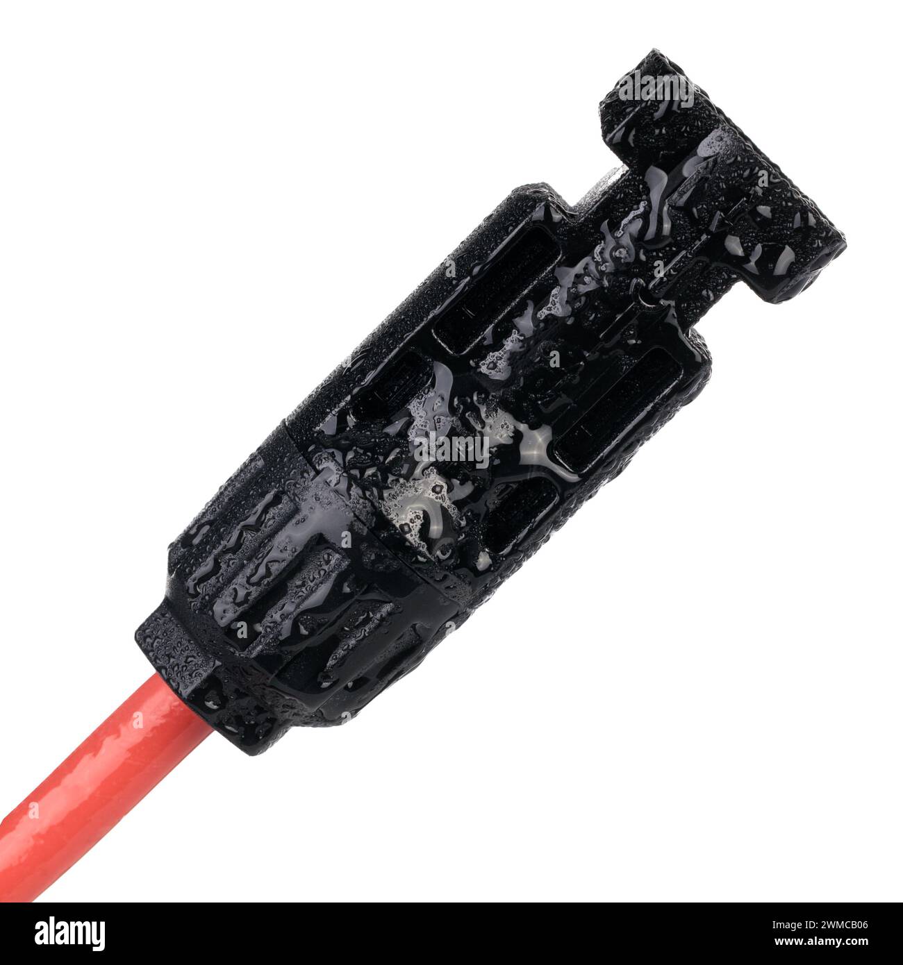 Wasserdichter PV-Steckverbinder mit Wassertropfen. Stockfoto