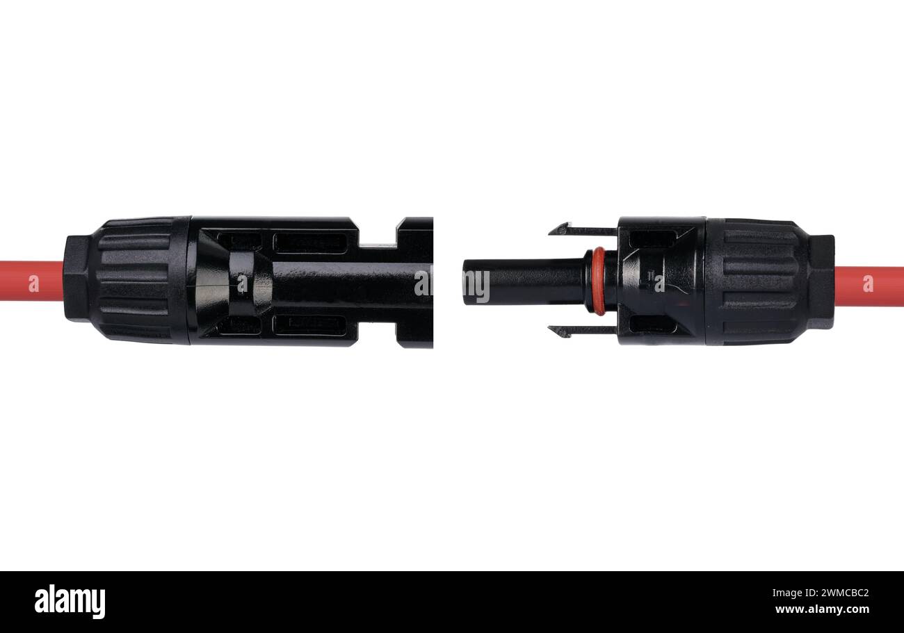 Zwei MC4-Anschlüsse mit rotem Kabel getrennt. Solarmodul-Stecker Stockfoto