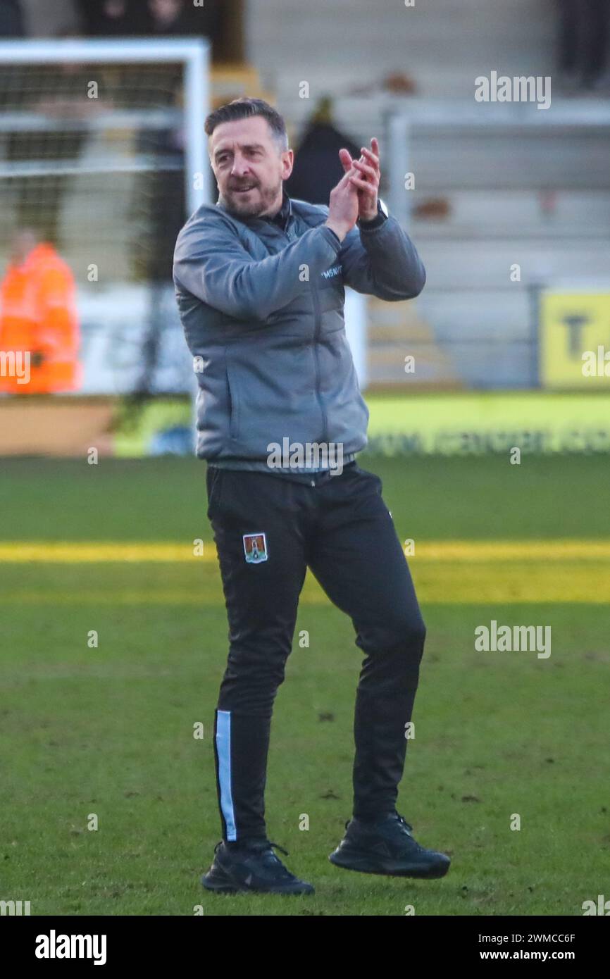 Burton Upon Trent, Großbritannien, 24. Februar 2024: John Bradey, Stadtrat von Northampton, feiert den Sieg von Northampton Town gegen Burton Albion 2-0 in der EFL League One Burton Albion gegen Northampton Town Credit: Clive Stapleton/Alamy Live News Stockfoto