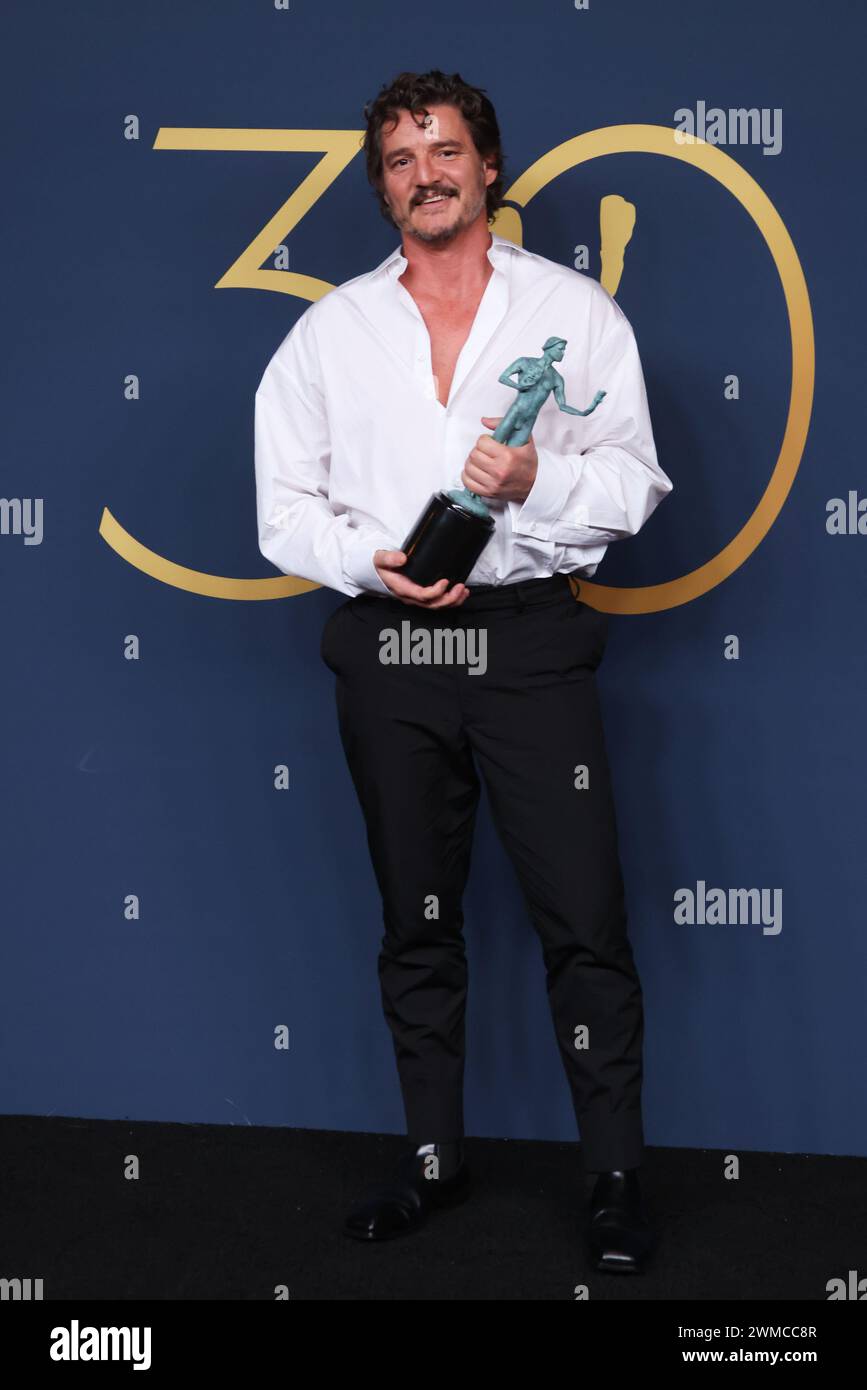 Los Angeles, USA. Februar 2024. LOS ANGELES, KALIFORNIEN - 24. FEBRUAR: Pedro Pascal, Gewinner des Outstanding Performance by A Male Actor in a Drama Series Award für „The Last of US“, posiert im Presseraum während der 30. Annual Screen Actors Guild Awards im Shrine Auditorium und in der Expo Hall am 24. Februar 2024 in Los Angeles, Kalifornien. Foto: Crash/imageSPACE Credit: Imagespace/Alamy Live News Stockfoto