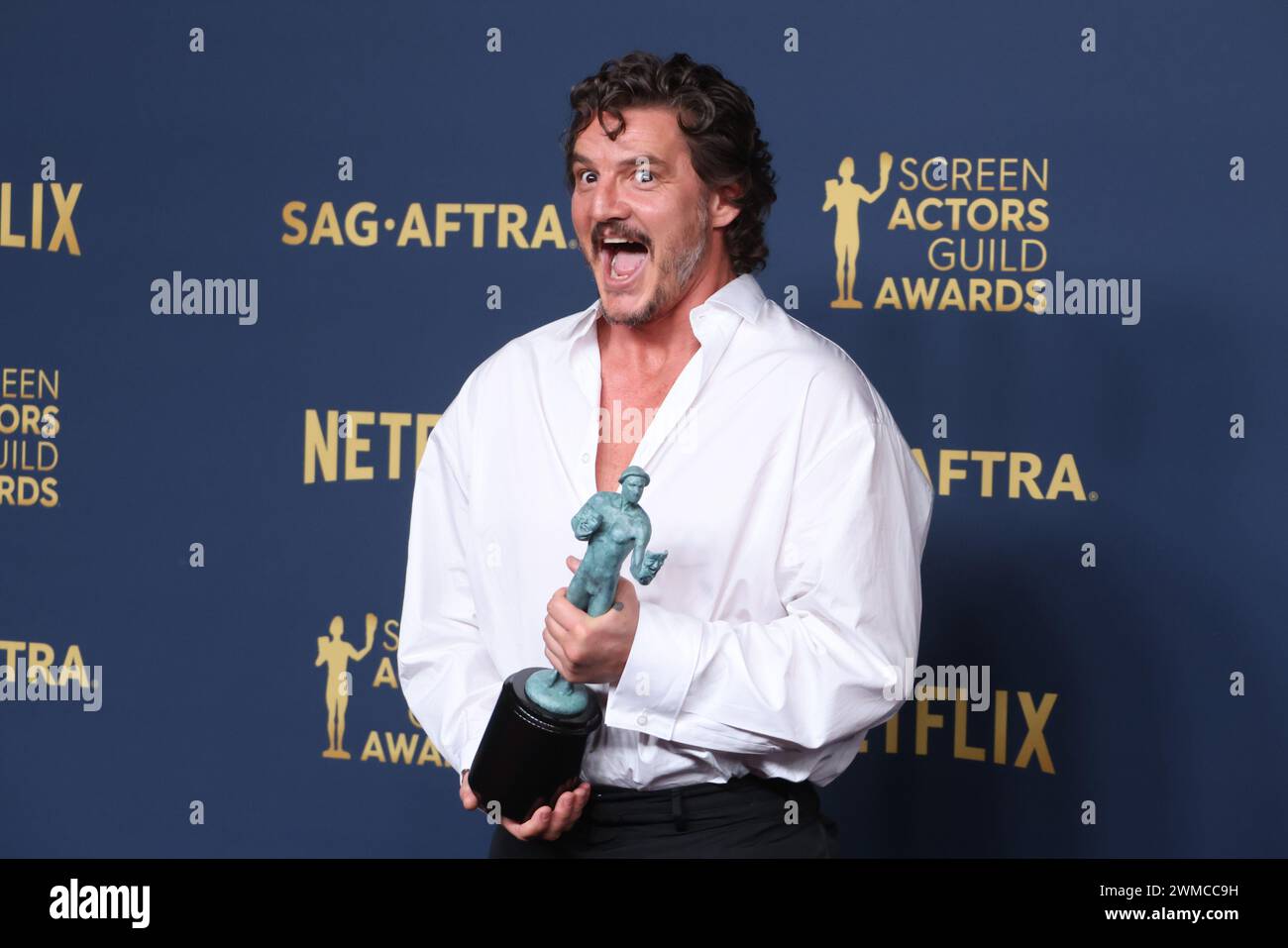 Los Angeles, USA. Februar 2024. LOS ANGELES, KALIFORNIEN - 24. FEBRUAR: Pedro Pascal, Gewinner des Outstanding Performance by A Male Actor in a Drama Series Award für „The Last of US“, posiert im Presseraum während der 30. Annual Screen Actors Guild Awards im Shrine Auditorium und in der Expo Hall am 24. Februar 2024 in Los Angeles, Kalifornien. Foto: Crash/imageSPACE Credit: Imagespace/Alamy Live News Stockfoto