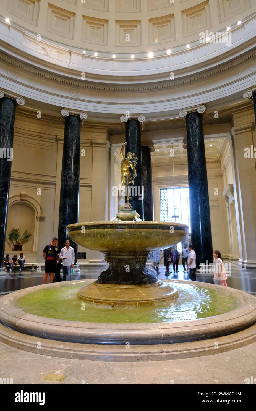 Die Quecksilberstatue des flämischen Künstlers Giovanni Bologna im Rotunda-Brunnen im West Building der National Gallery of Art in Washington, DC.USA Stockfoto