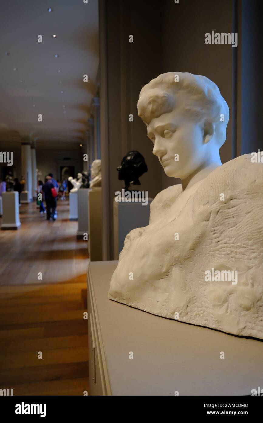 Die Marmorstatue von Katherine Seney Simpson (Mrs John W. Simpson) 1902-1903 des französischen Bildhauers Auguste Rodin Ausstellung in der National Gallery of Art Smithsonian Museum. Washington D.C. USA Stockfoto