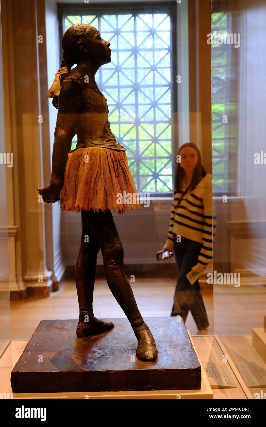 Die Statue von Little Dancer im Alter von 14 Jahren (1878–1881) des französischen Künstlers Edgar Degas wird in der National Galley of Art ausgestellt Washington D.C. USA Stockfoto