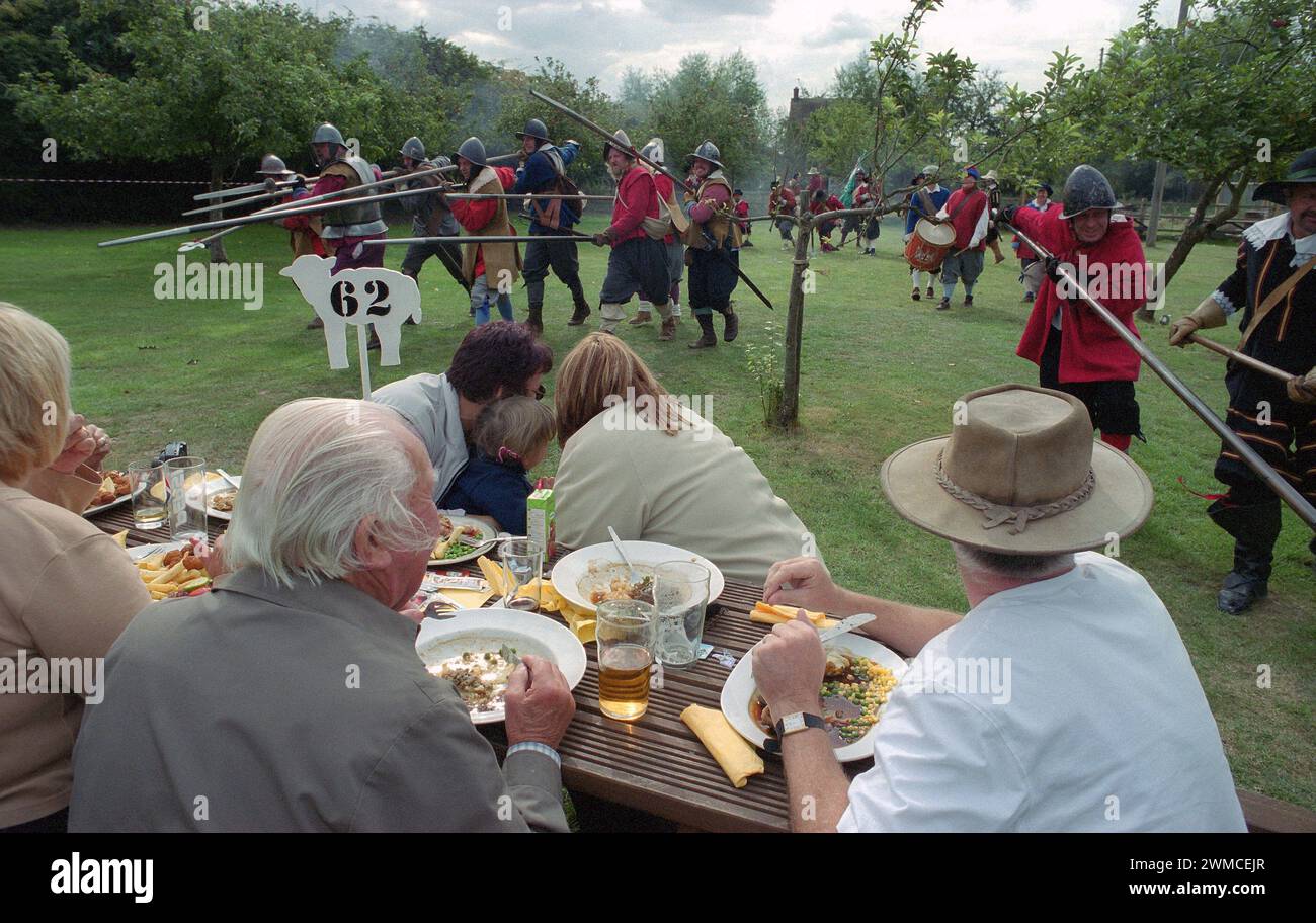 Die Anklage des Hechtstabs kostete Soldaten gegenüber Außengästen im Pub des National Trust, The Fleece Inn, Bretforton, Worcestershire, an einem Septembertag, als die Sealed Knot Society eine Nachstellung des 17. Englischen Bürgerkriegs gab Stockfoto