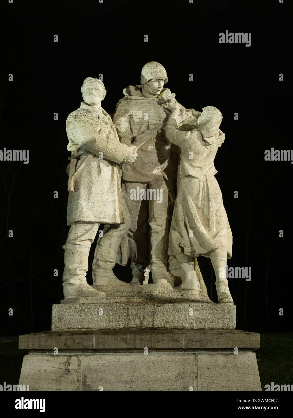 Beleuchtete Skulptur am Denkmal der Schlacht am Duklapass in Svidnik. Slowakei, Europa. Stockfoto