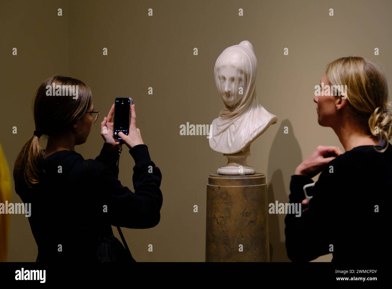 Die Marmorstatue verschleierte Büste, auch bekannt als die verschleierte Nonne, möglicherweise vom italienischen Künstler Giuseppe CRoff, ausgestellt in der National Gallery of Art.Washington DC.USA Stockfoto