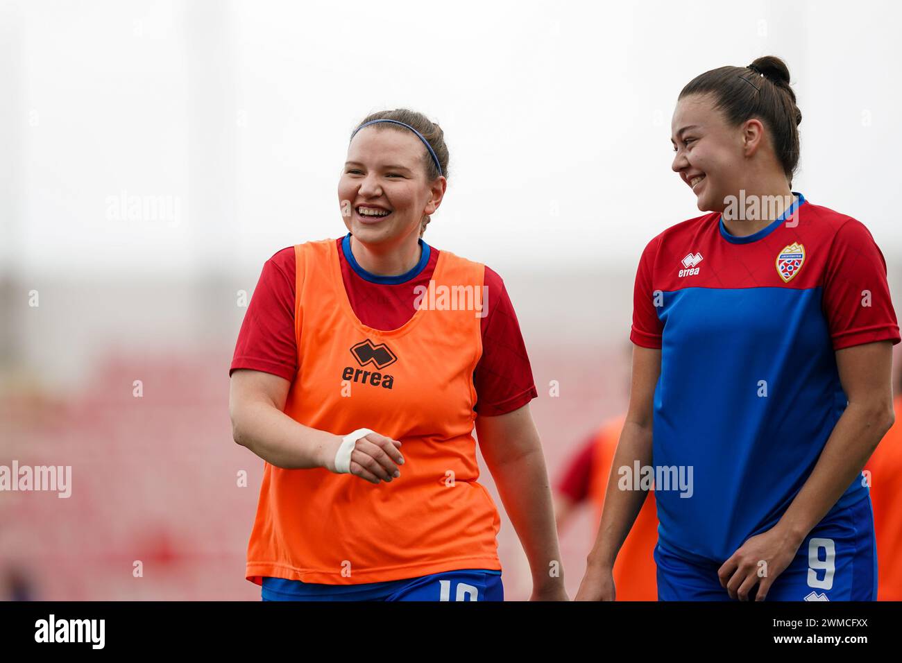 25.02.2024, Gibraltar, Victoria Stadium, freundlich: Gibraltar - Liechtenstein, Mia Hammermann (18 Liechtenstein) und Julia Benneckenstein (9 Liechtenstein) lächeln während des Aufwärmens (Daniela Porcelli / SPP-JP) Stockfoto